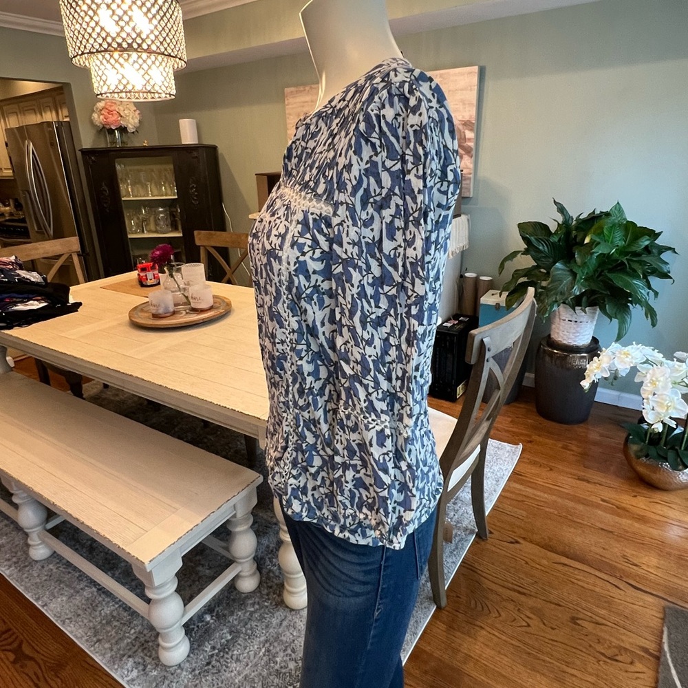 Beautiful Spring/ Summer top - Picture 2 of 4